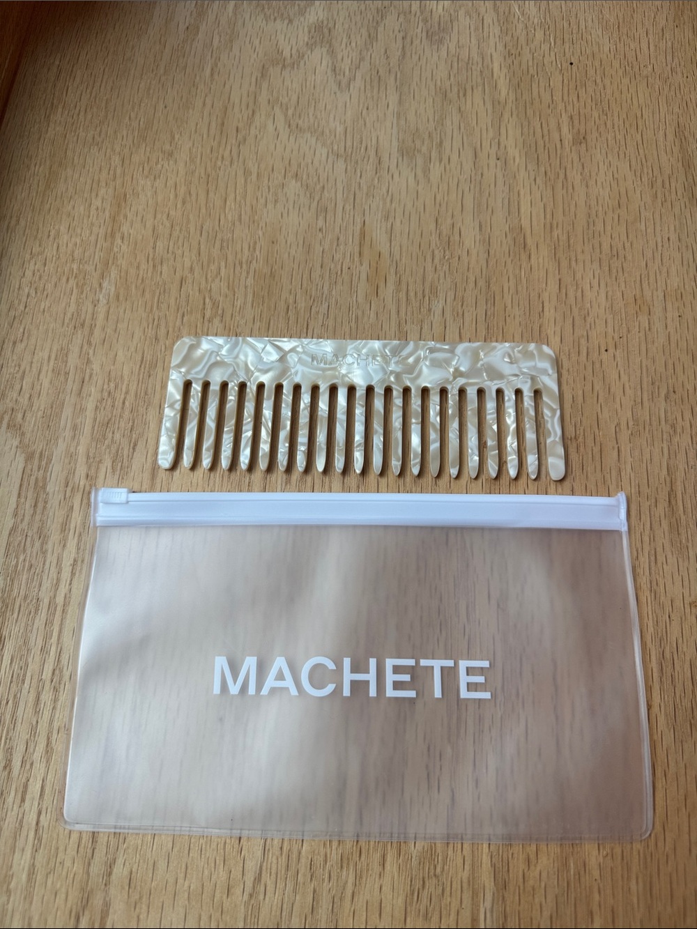 Machete Pearlized Wide-Tooth Comb with Branded Zip Pouch